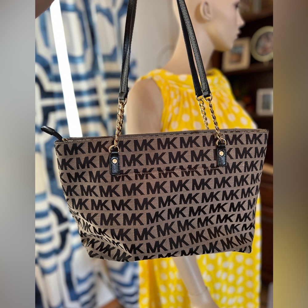 Michael Kors Jet Set Signature Tote - Picture 6 of 13